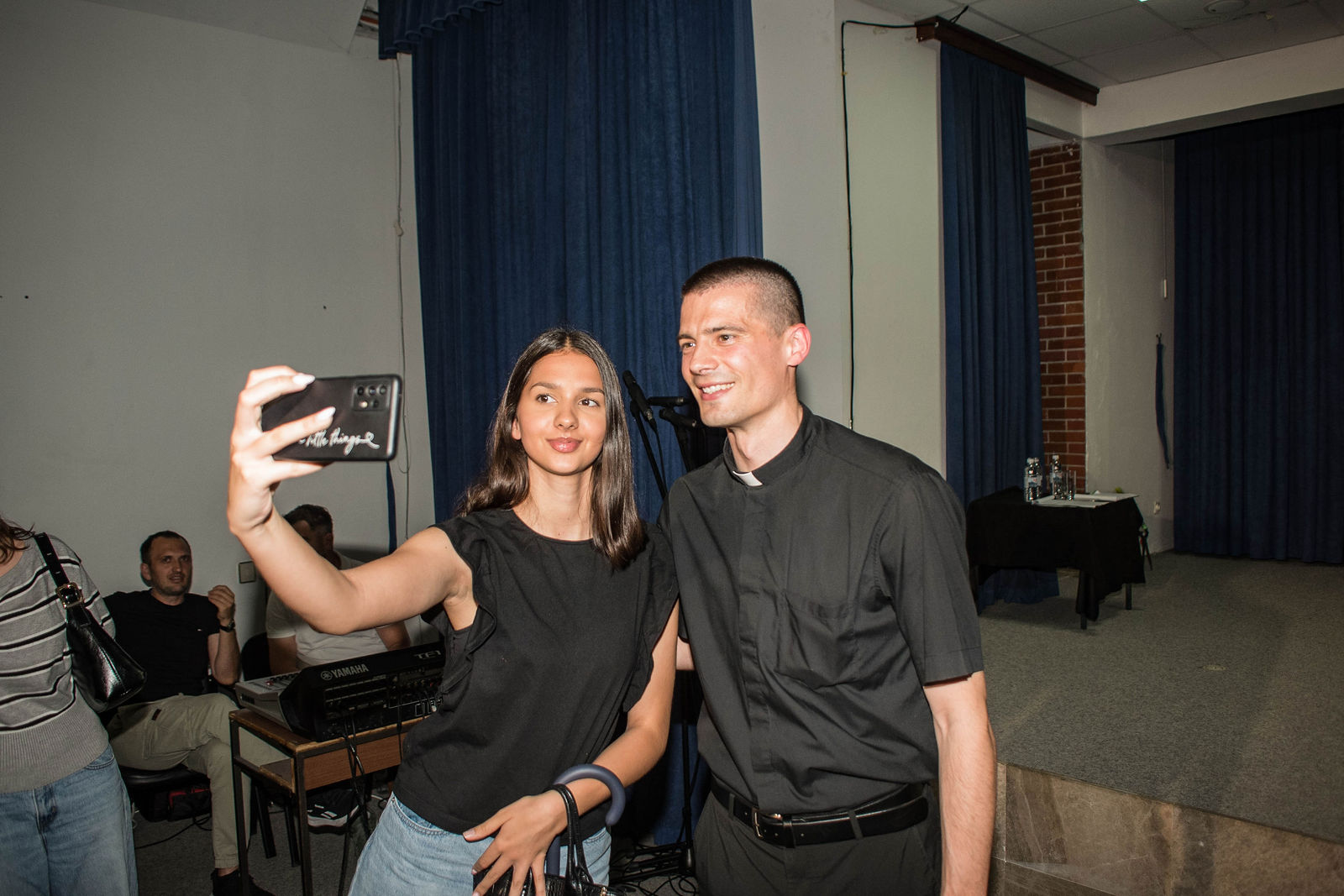 Djevojka snima selfie sa svećenikom nakon Tribine